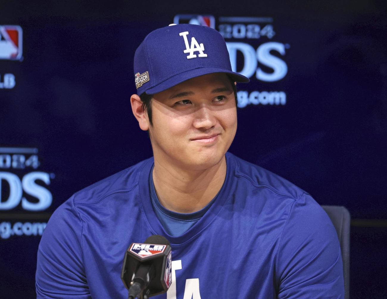 地区シリーズ第1戦を前に、記者会見するドジャース大谷＝ロサンゼルス（共同）