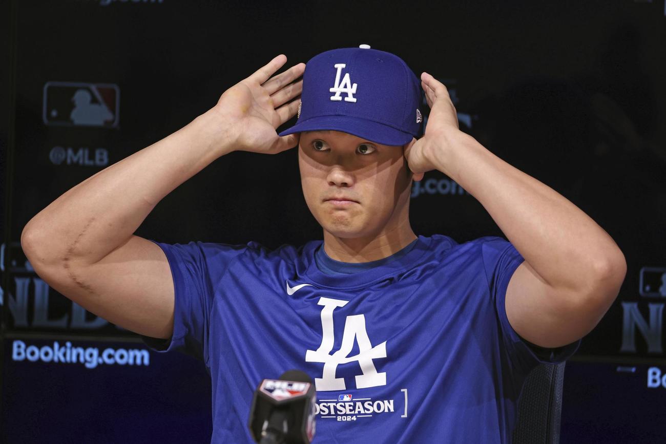地区シリーズ第1戦を前に、記者会見するドジャース大谷＝ロサンゼルス（共同）