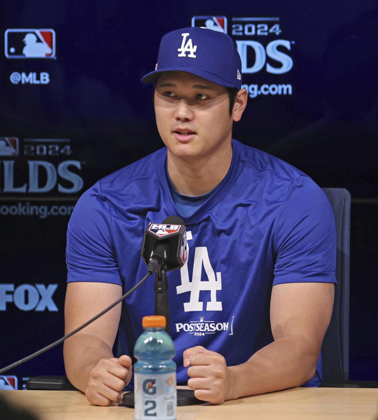 地区シリーズ第1戦を前に、記者会見するドジャース大谷＝ロサンゼルス（共同）