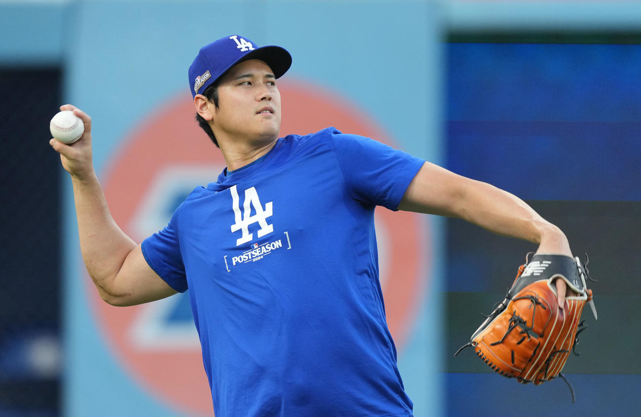 デビジョンシリーズ前日練習で調整するドジャース大谷（撮影・菅敏）