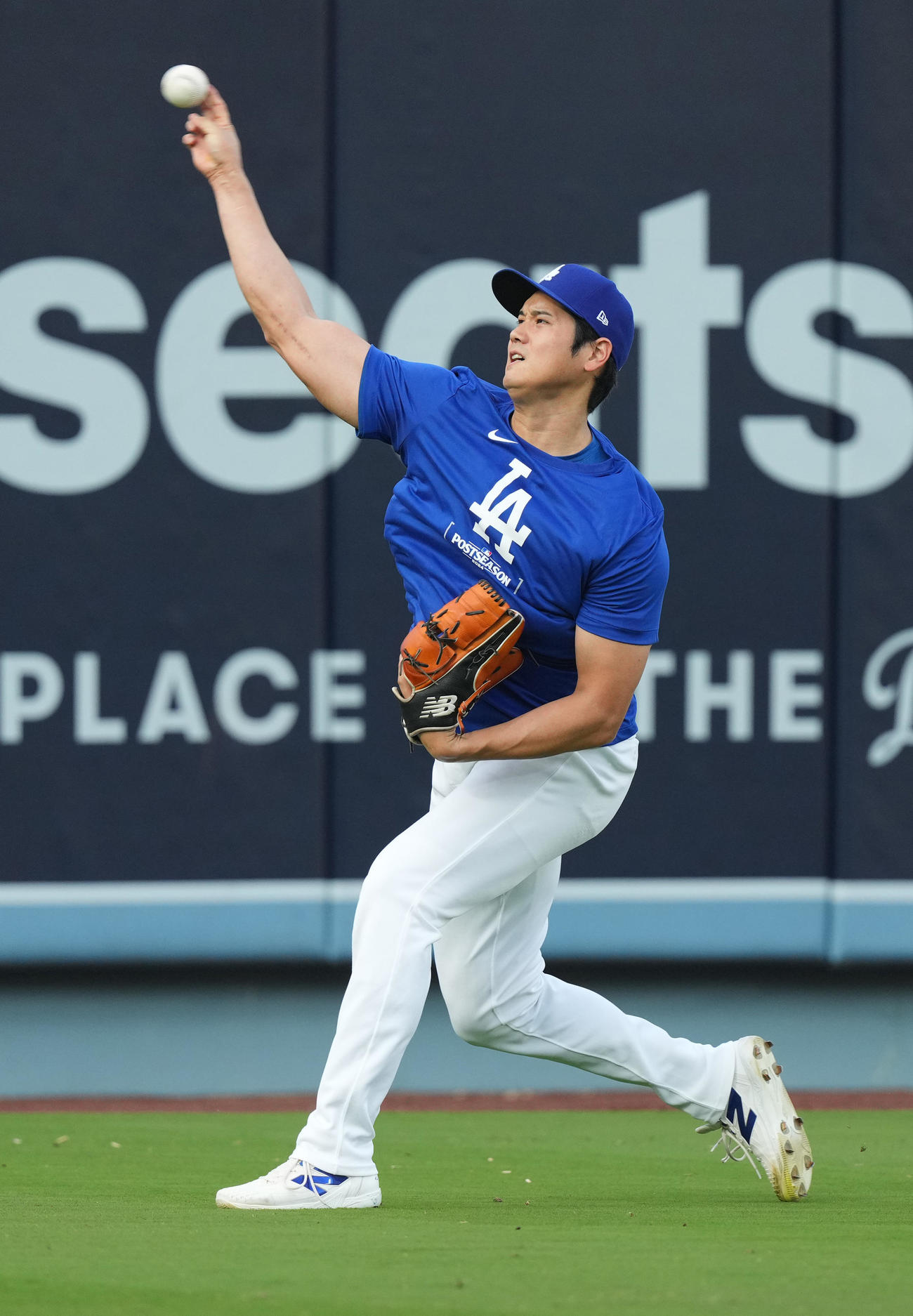 デビジョンシリーズ前日練習でキャッチボールをするドジャース大谷（撮影・菅敏）