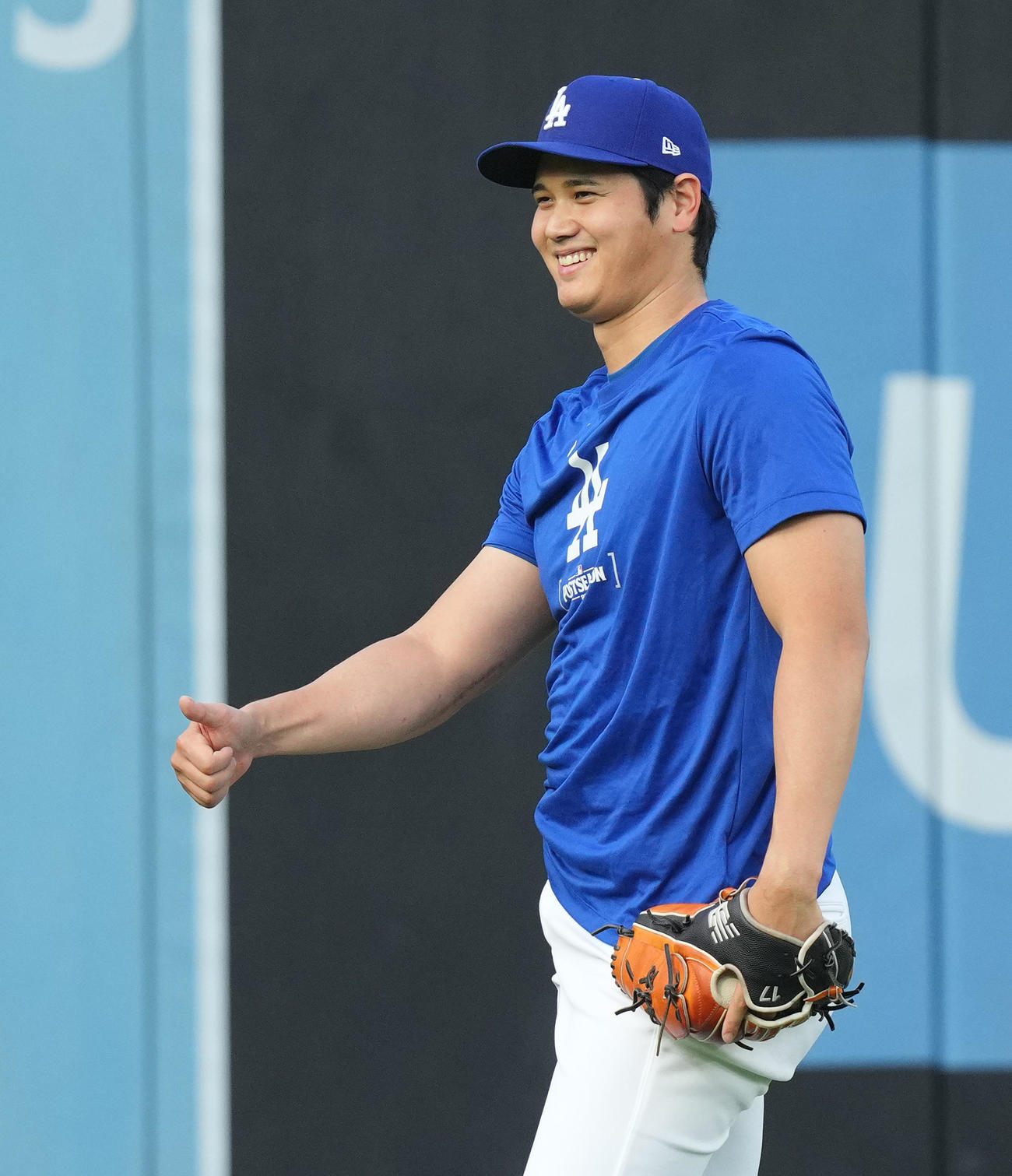 デビジョンシリーズ前日練習でキャッチボールをするドジャース大谷は、サムズアップポーズをとる（撮影・菅敏）