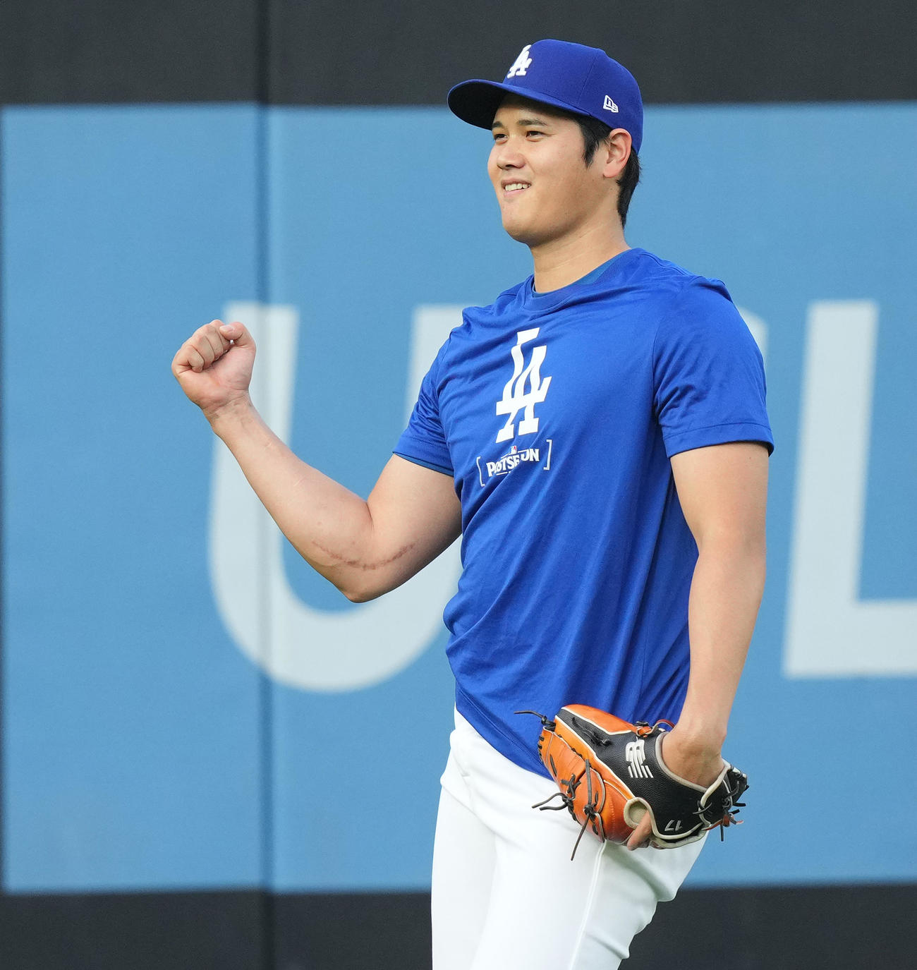 デビジョンシリーズ前日練習でキャッチボールをするドジャース大谷は、ガッツポーズを見せる（撮影・菅敏）