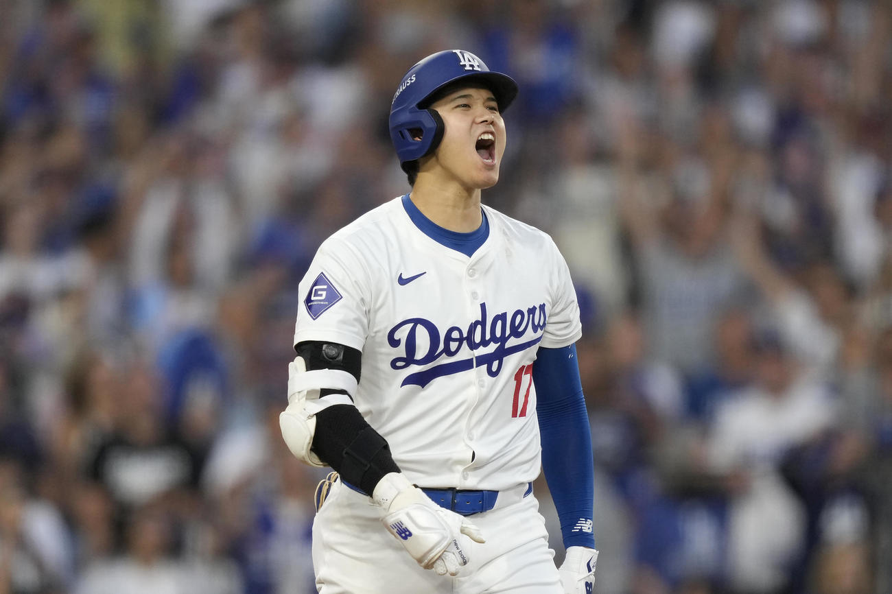 ドジャース対パドレス　2回裏ドジャース2死一、二塁、右越えに同点の3点本塁打を放ち、雄たけびを上げる大谷（AP）