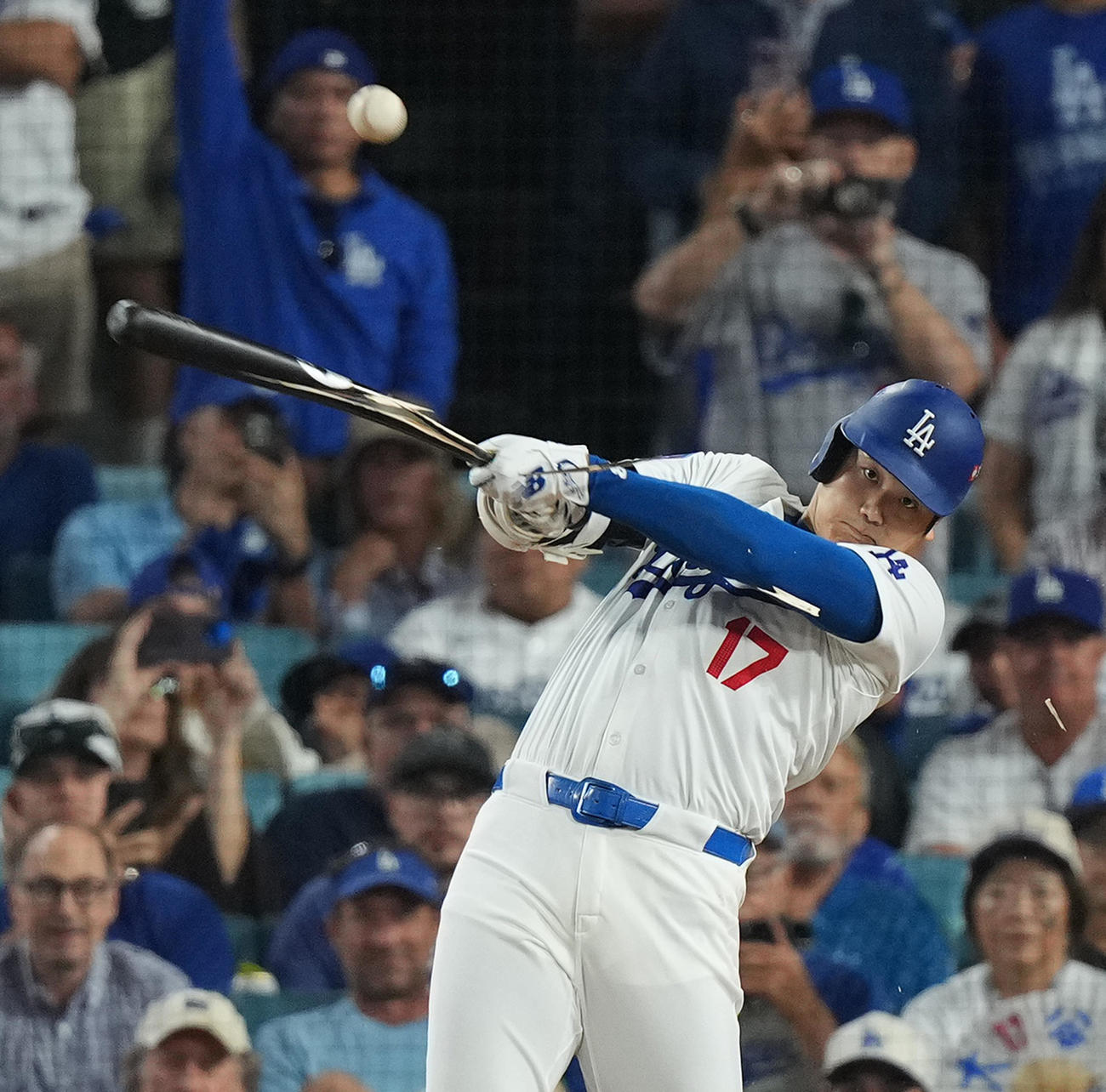 ドジャース対パドレス　4回裏ドジャース1死一、二塁、バットを折りながらも中前打を放つ大谷（撮影・菅敏）