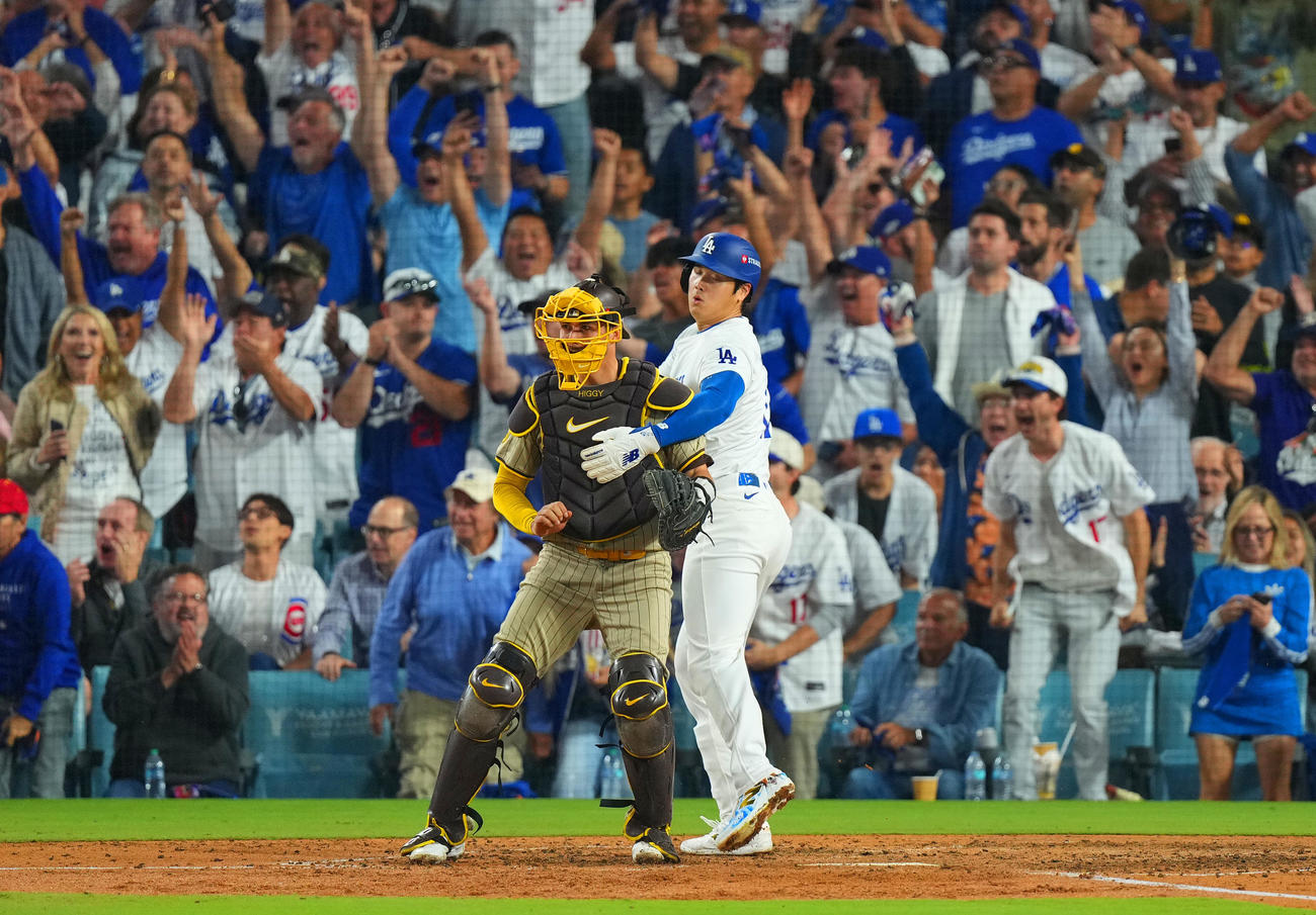 ドジャース対パドレス　4回裏ドジャース2死満塁、T・ヘルナンデスの2点適時打で三塁から生還し、捕手と交錯しそうになる大谷翔平（右）（撮影・菅敏）