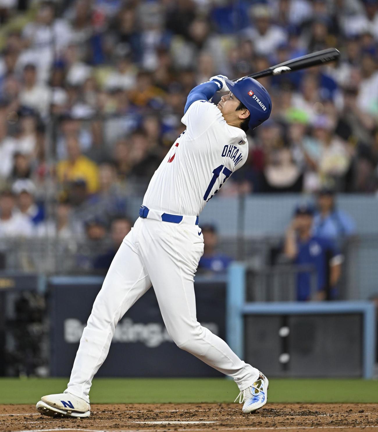 米大リーグ、パドレス戦の2回、ポストシーズン初本塁打となる同点3ランを放つドジャースの大谷翔平（共同）