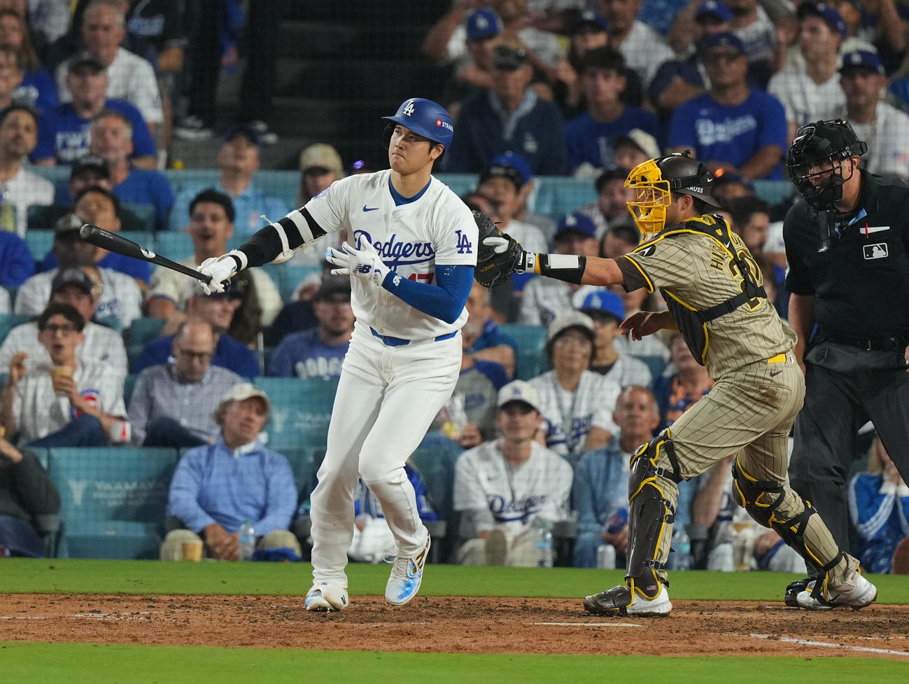 ドジャース対パドレス　6回裏ドジャース無死、空振りの三振に倒れる大谷（撮影・菅敏）