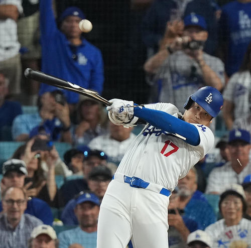 ドジャース対パドレス 4回裏ドジャース1死一、二塁、バットを折りながらも中前打を放つ大谷(撮影・菅敏)