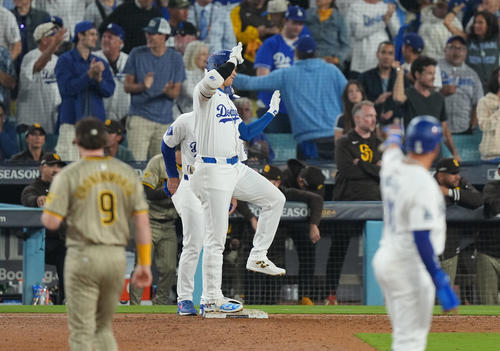 ドジャース対パドレス 4回裏ドジャース1死一、二塁、バットを折りながらも中前打を放ち、ポーズをとる大谷(撮影・菅敏)