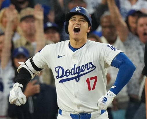 ドジャース対パドレス　2回裏ドジャース2死一、二塁、右越えに同点の3点本塁打を放ち、雄たけびを上げる大谷（撮影・菅敏）