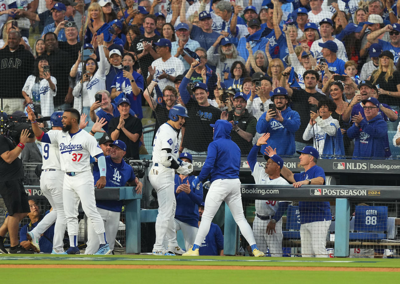 ドジャース対パドレス　2回裏ドジャース2死一、二塁、同点の3点本塁打を放ち、ナインに迎えられる大谷（中央）（撮影・菅敏）