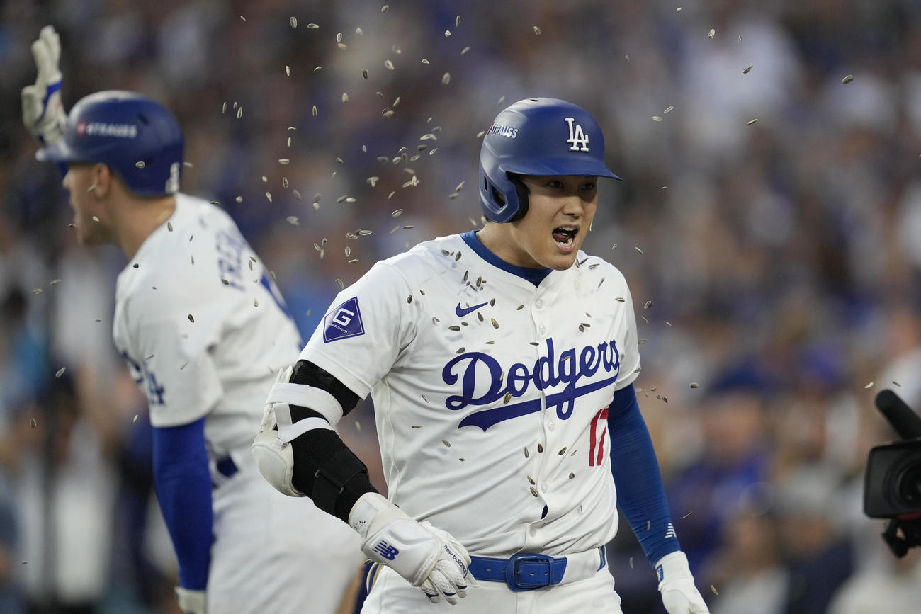 ポストシーズン初本塁打を放ったドジャース大谷翔平はひまわりの種の祝福を受ける（AP）