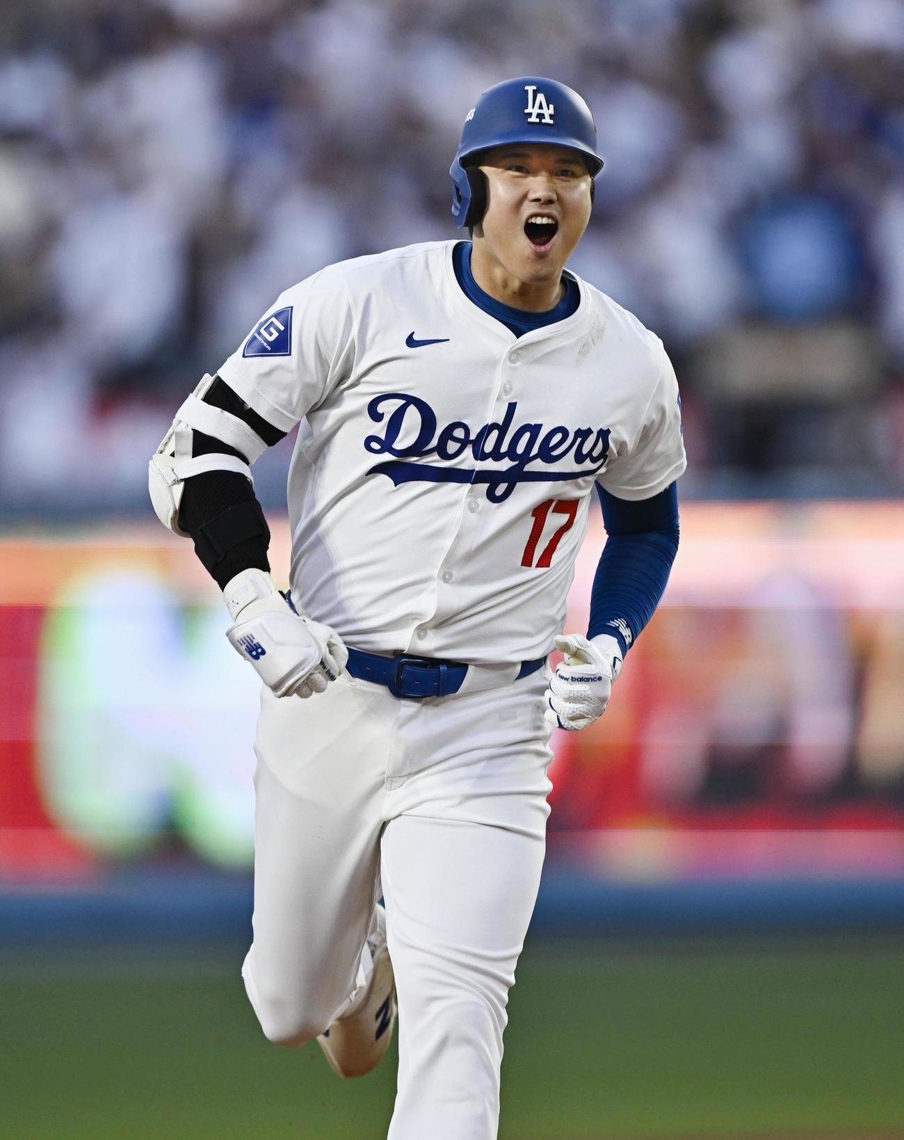 米大リーグ、パドレス戦の2回、ポストシーズン初本塁打となる同点3ランを放ったドジャースの大谷翔平（共同）