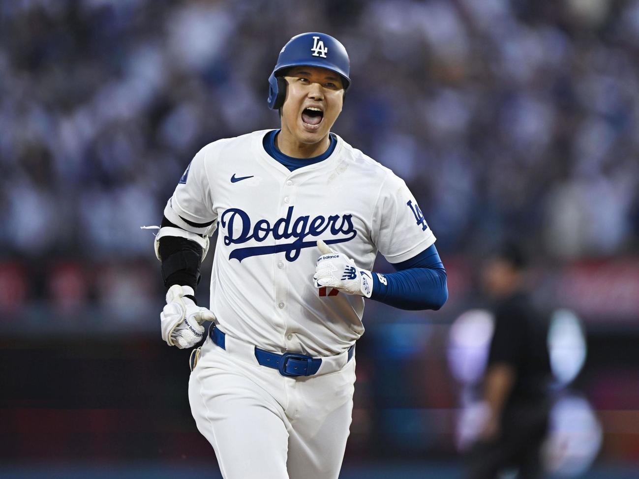 米大リーグ、パドレス戦の2回、ポストシーズン初本塁打となる同点3ランを放ったドジャースの大谷翔平（共同）