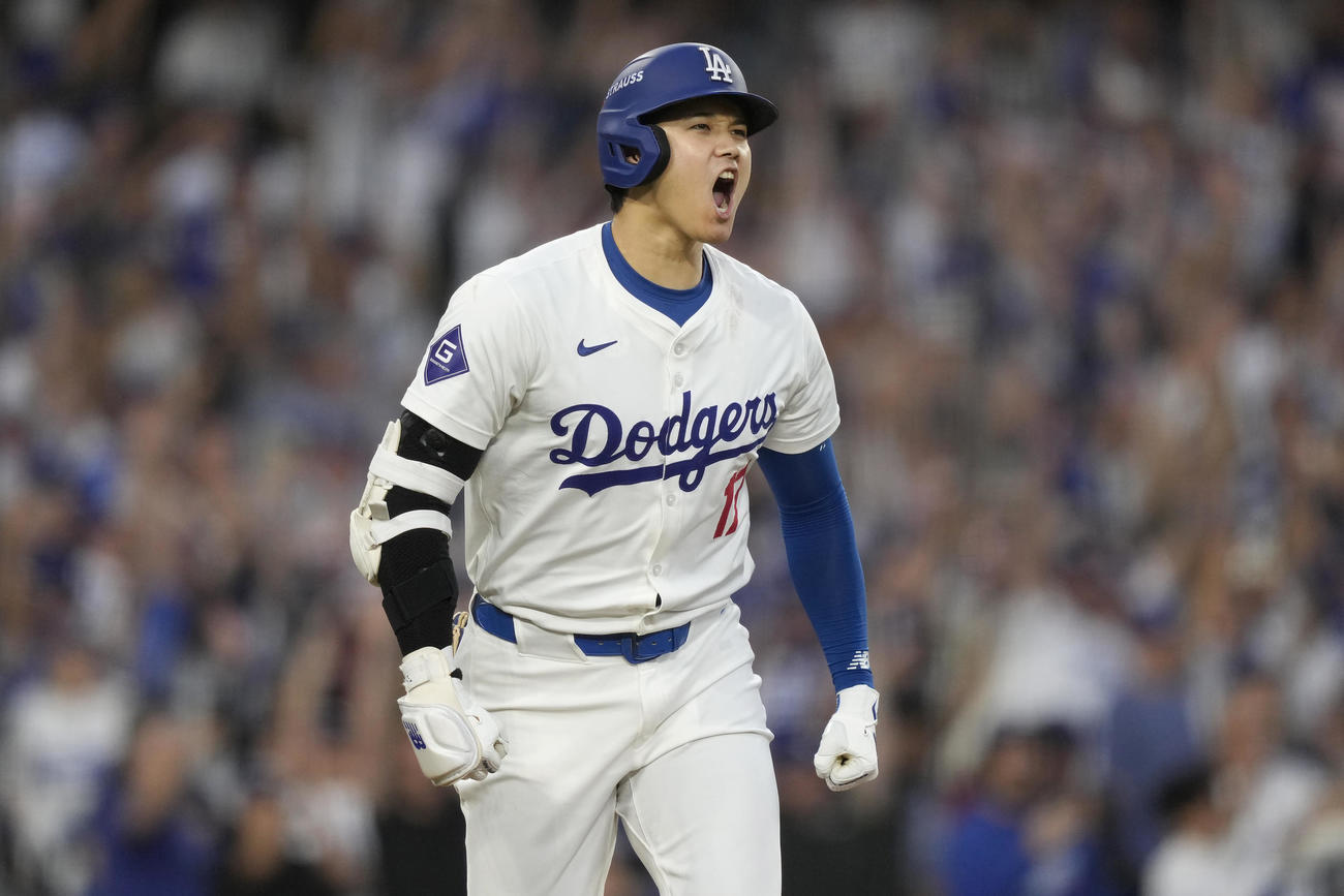 ドジャース対パドレス　2回裏ドジャース2死一、二塁、右越えに同点の3点本塁打を放ち、雄たけびを上げる大谷（AP）