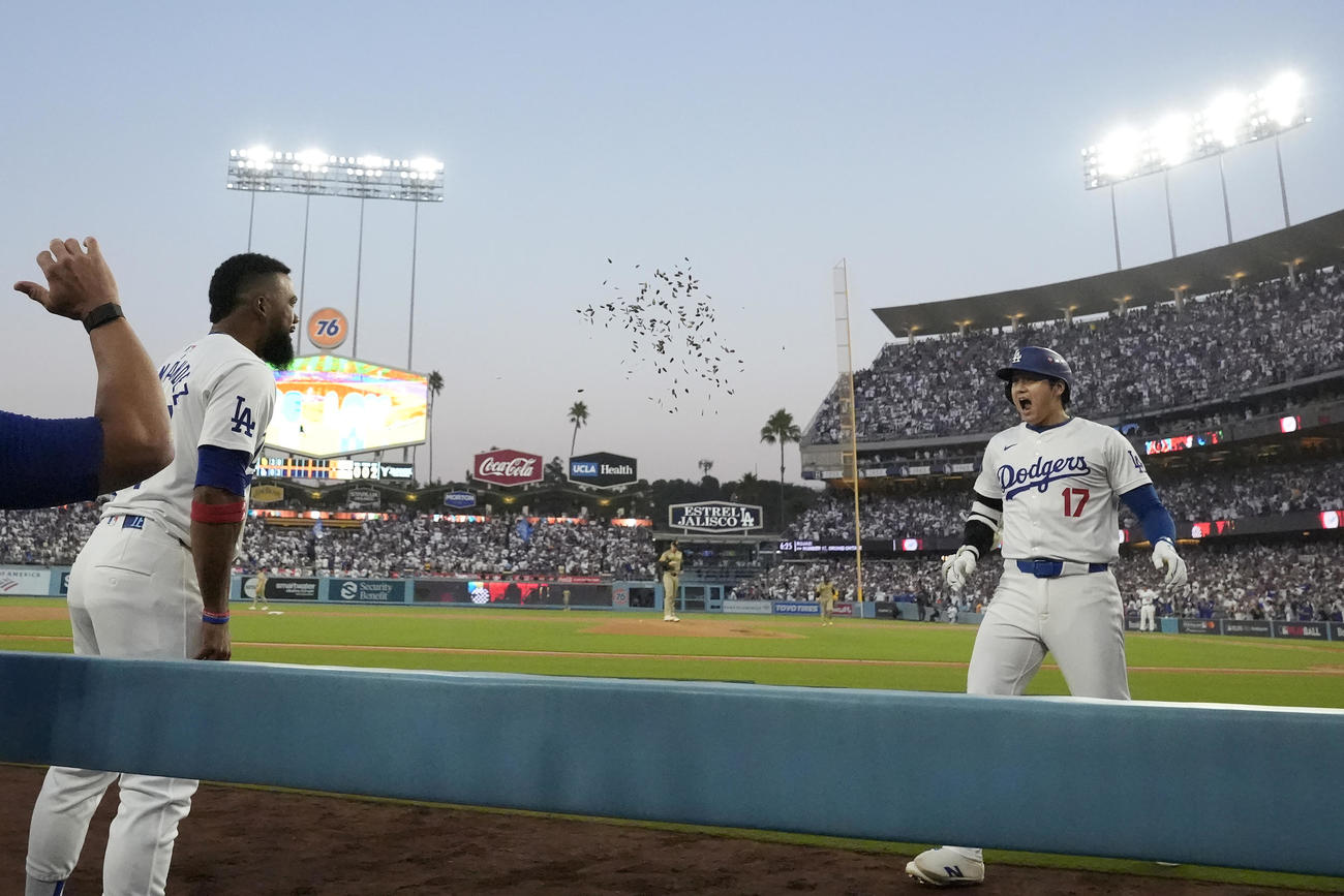 ドジャース対パドレス　2回裏ドジャース2死一、二塁、本塁打を放った大谷はひまわりの種の祝福を受ける（AP）