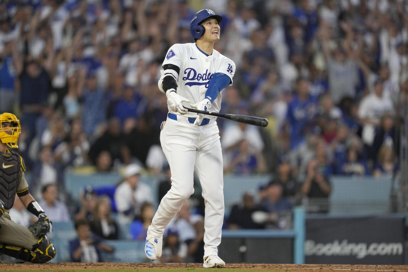 ドジャース対パドレス　2回裏ドジャース2死一、二塁、右越えに同点の3点本塁打を放った大谷はバットを投げ飛ばす（AP）