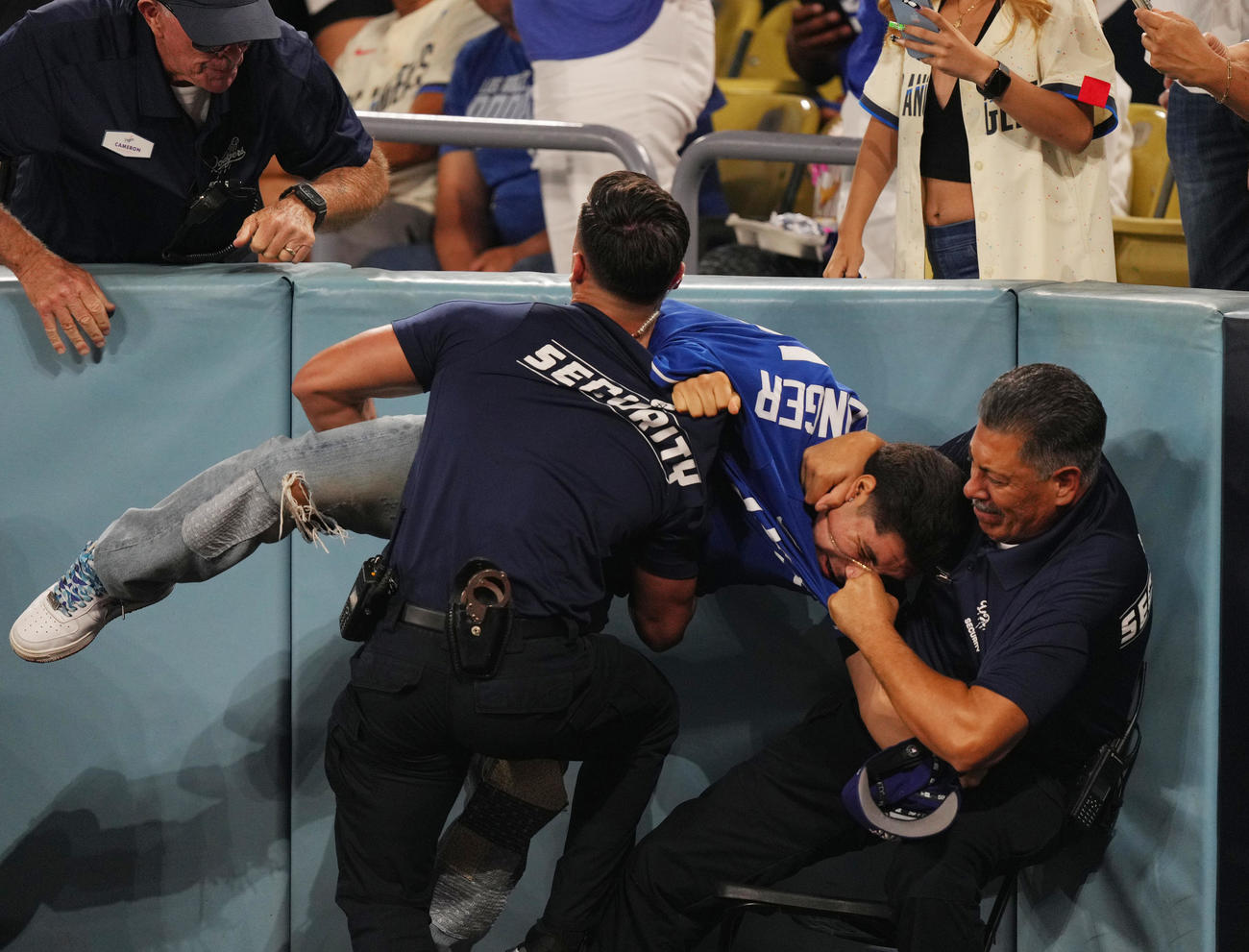 ドジャース対パドレス　試合中、フィールドに乱入し、取り押さえられるファン（撮影・菅敏）