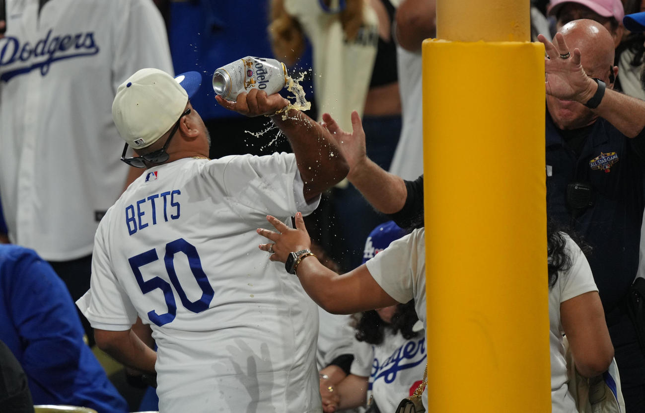 ドジャース対パドレス　試合中、スタンドで暴れるファン（撮影・菅敏）