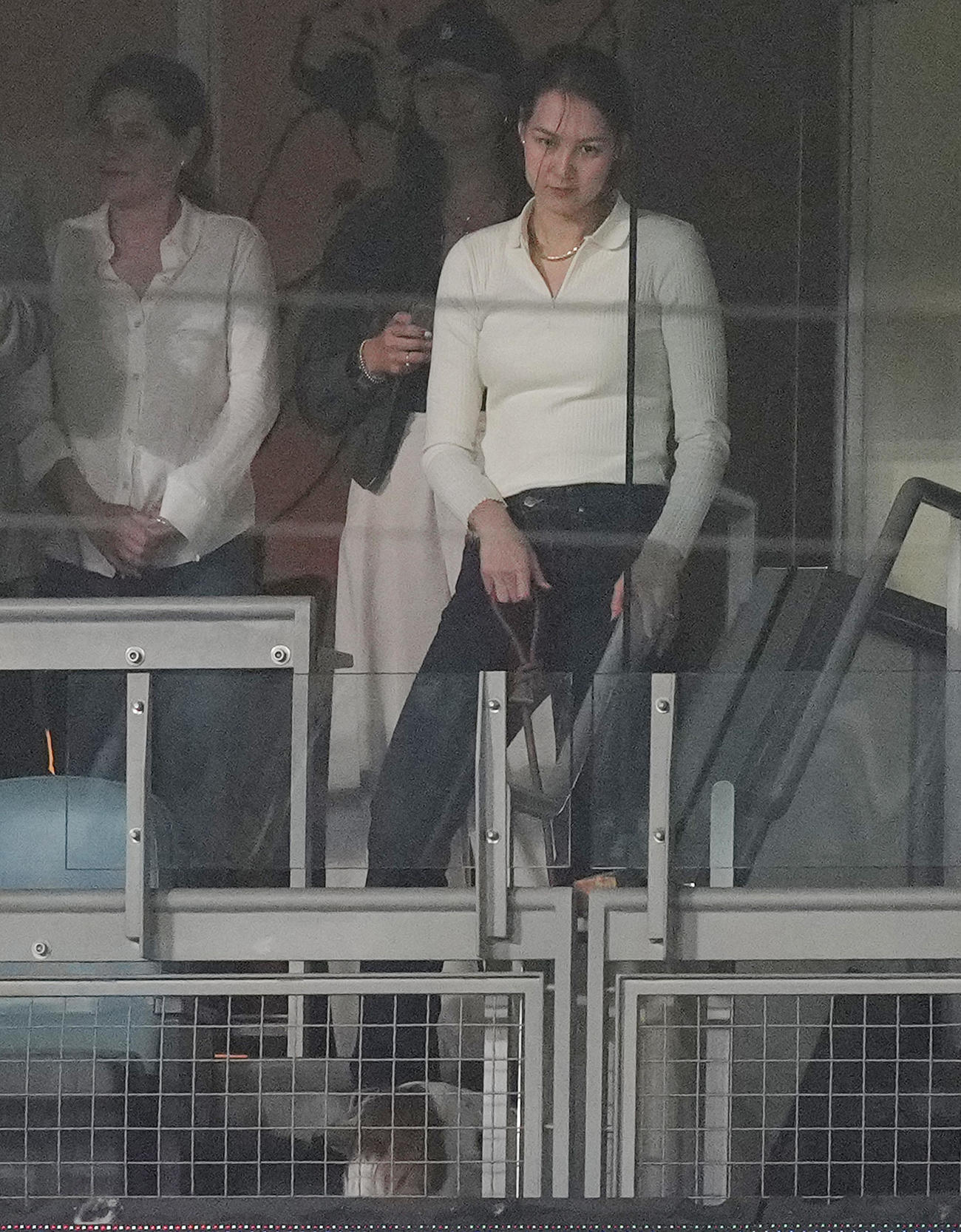 デビジョンシリーズの初戦をデコピン君と見守った真美子夫人（右）（撮影・菅敏）