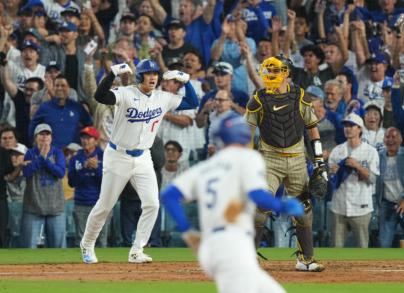 ドジャース対パドレス　4回裏ドジャース2死満塁、T・ヘルナンデスの2点適時打で三塁から生還し、ナインを迎える大谷（撮影・菅敏）