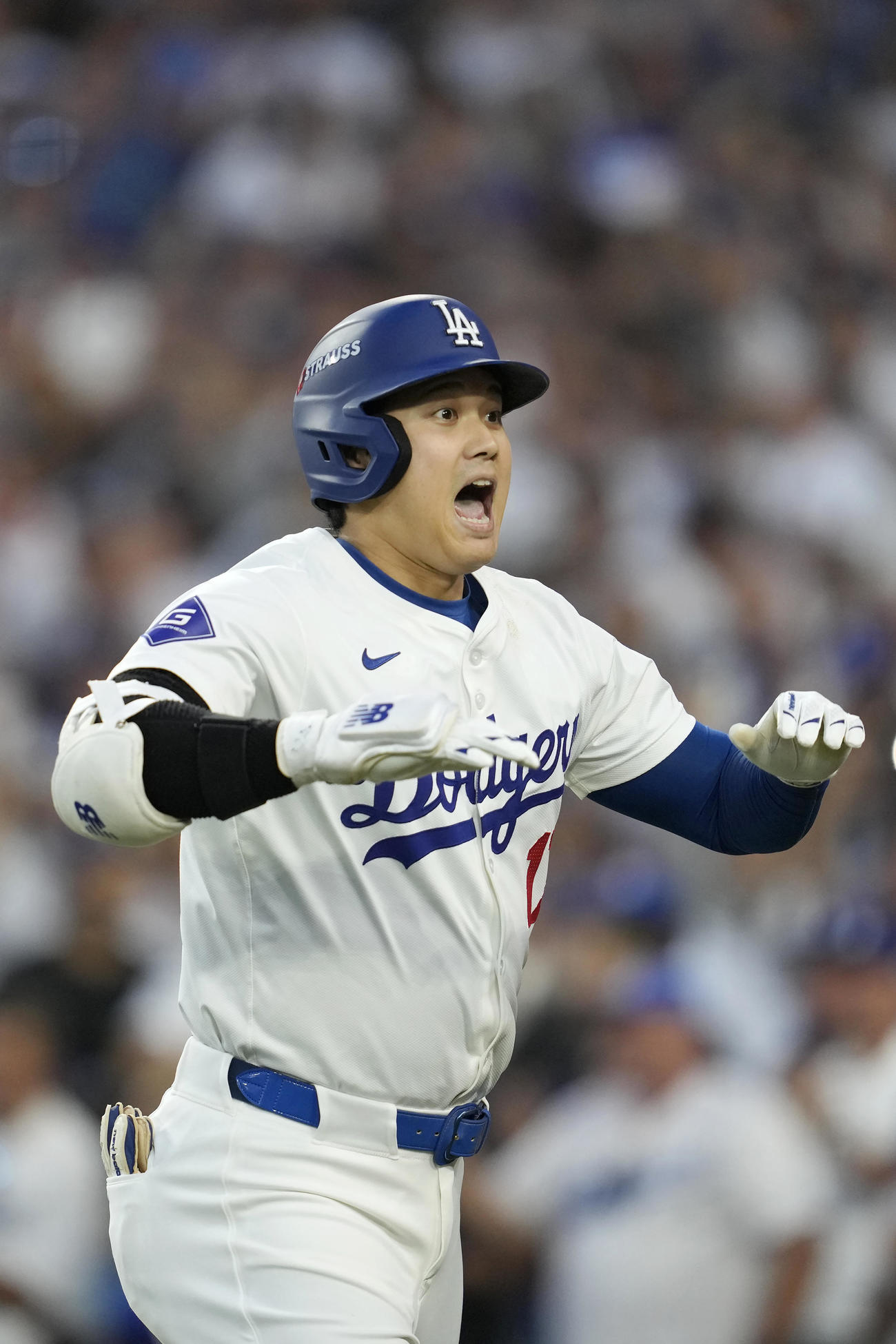 ドジャース対パドレス　2回裏ドジャース2死一、二塁、右越えに同点の3点本塁打を放った大谷（AP）
