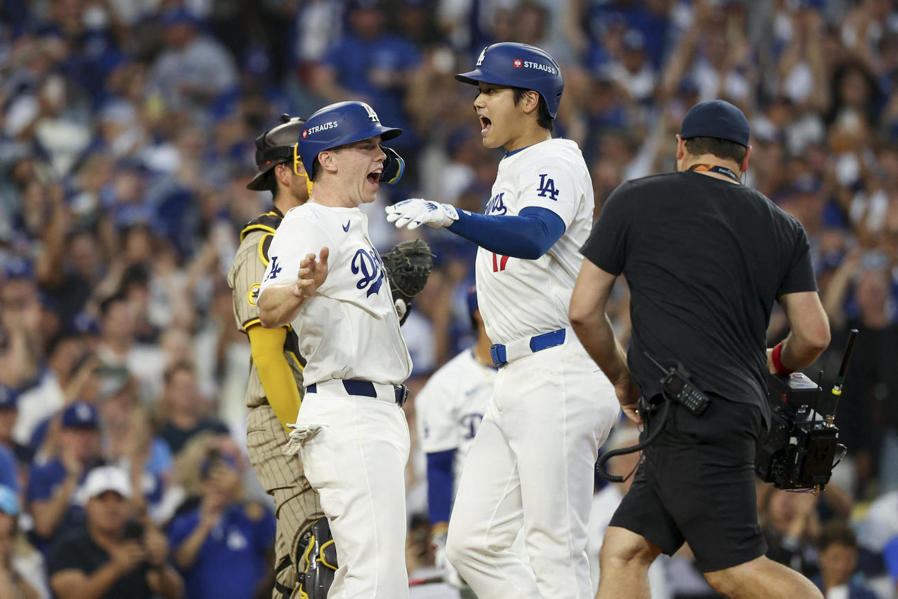 ドジャース対パドレス　2回裏ドジャース2死一、二塁、同点の3点本塁打を放った大谷とスミス（ロイター）