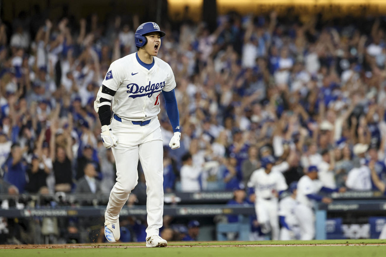 ドジャース対パドレス　2回裏ドジャース2死一、二塁、右越えに同点の3点本塁打を放ち、雄たけびを上げる大谷（ロイター）
