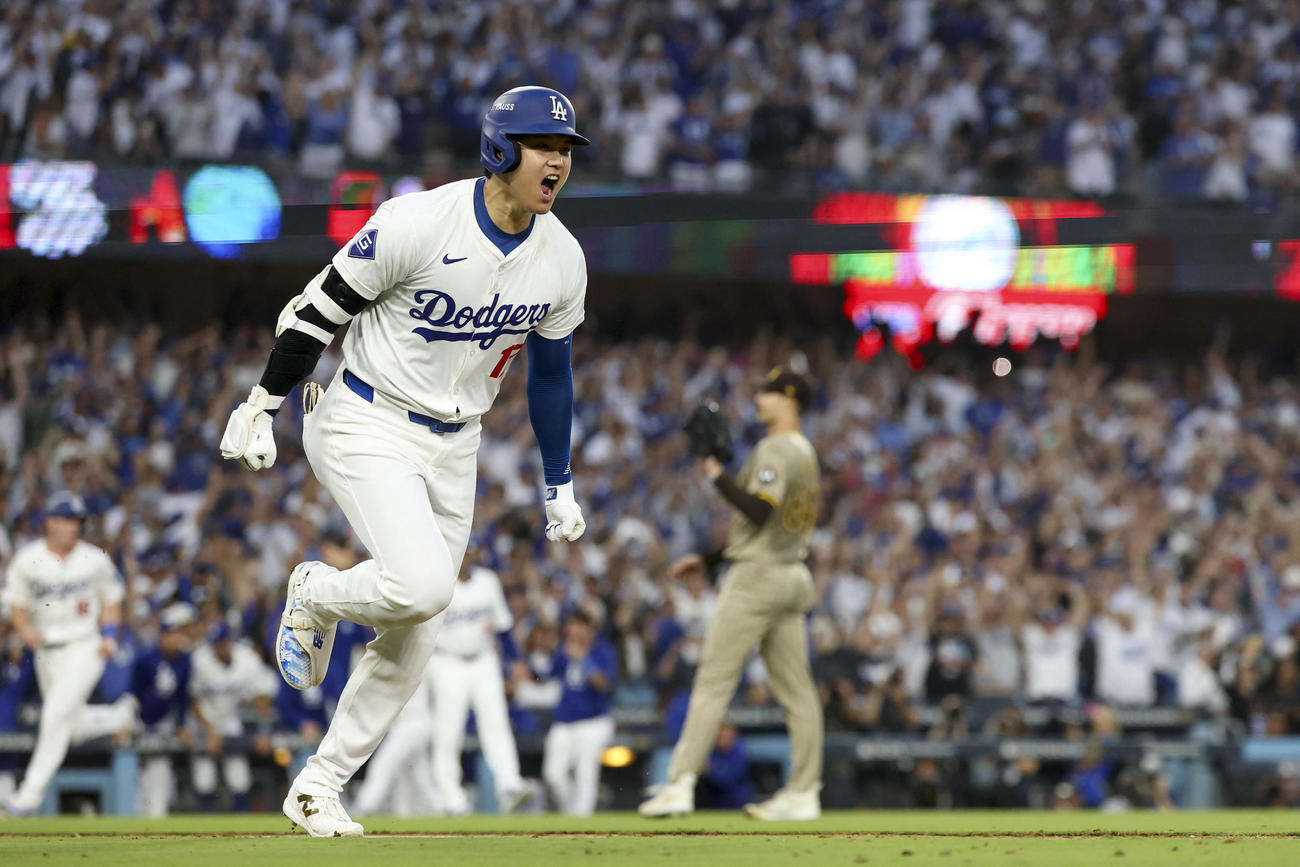 ドジャース対パドレス　2回裏ドジャース2死一、二塁、右越えに同点の3点本塁打を放ち、雄たけびを上げる大谷（ロイター）