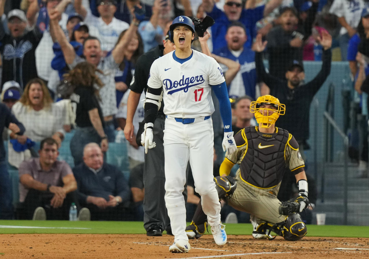 ドジャース対パドレス　2回裏ドジャース2死一、二塁、右越えに同点の3点本塁打を放ち、雄たけびを上げる大谷（撮影・菅敏）