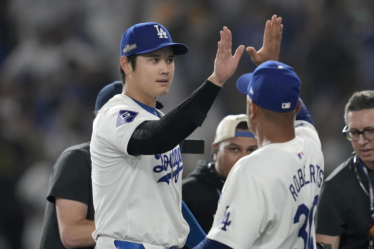 ドジャース対パドレス　試合後、ロバーツ監督とハイタッチする大谷翔平（AP）