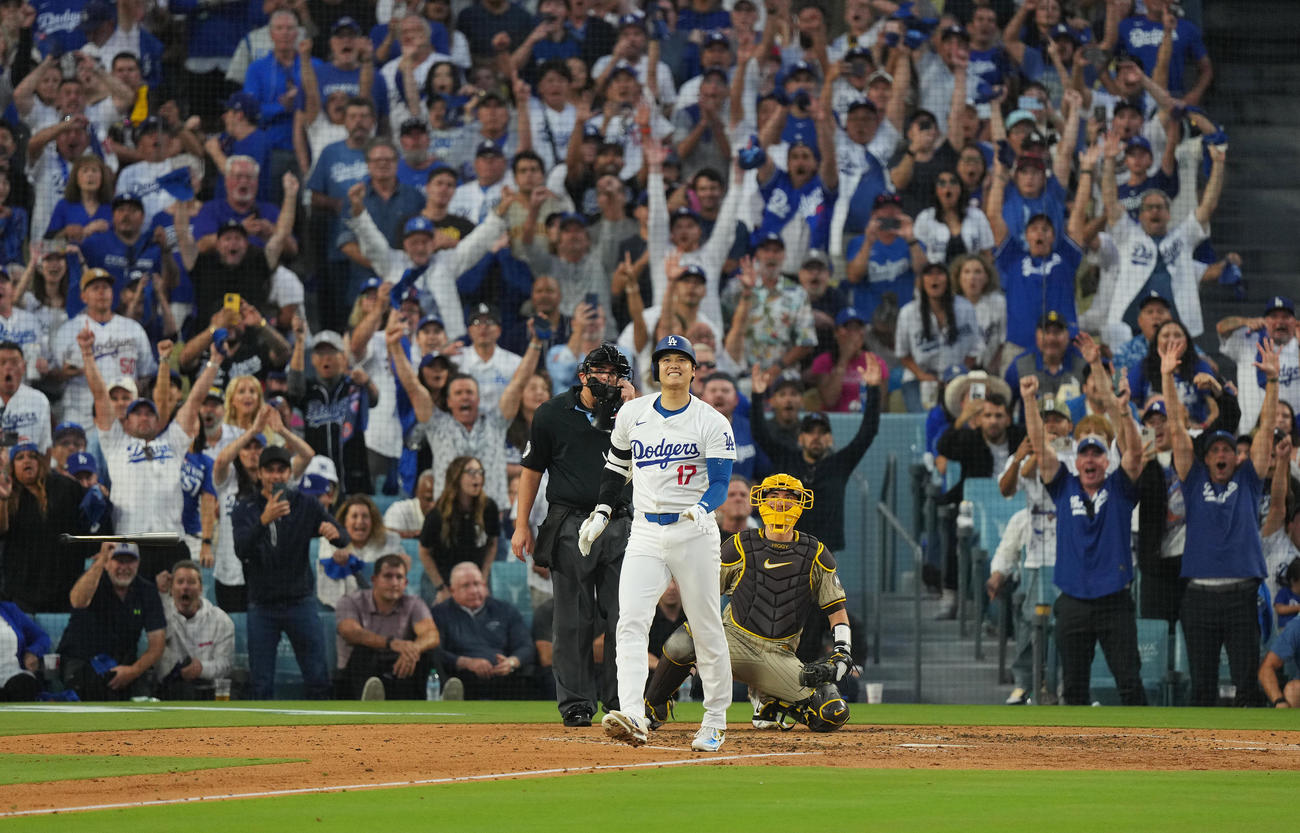 ドジャース対パドレス　2回裏ドジャース2死一、二塁、右越えに同点の3点本塁打を放つ大谷（撮影・菅敏）