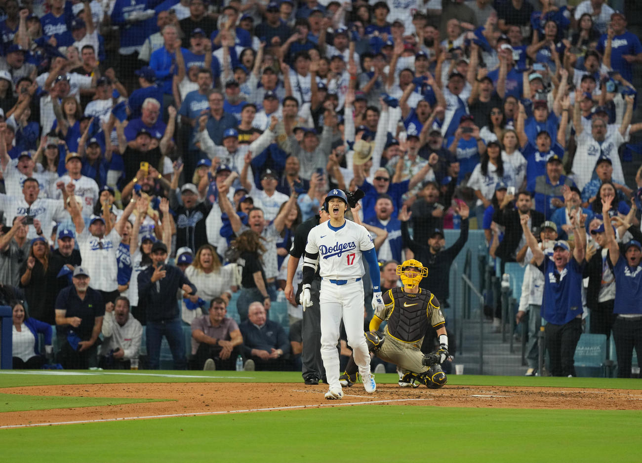 ドジャース対パドレス　2回裏ドジャース2死一、二塁、右越えに同点の3点本塁打を放ち、雄たけびを上げる大谷（撮影・菅敏）