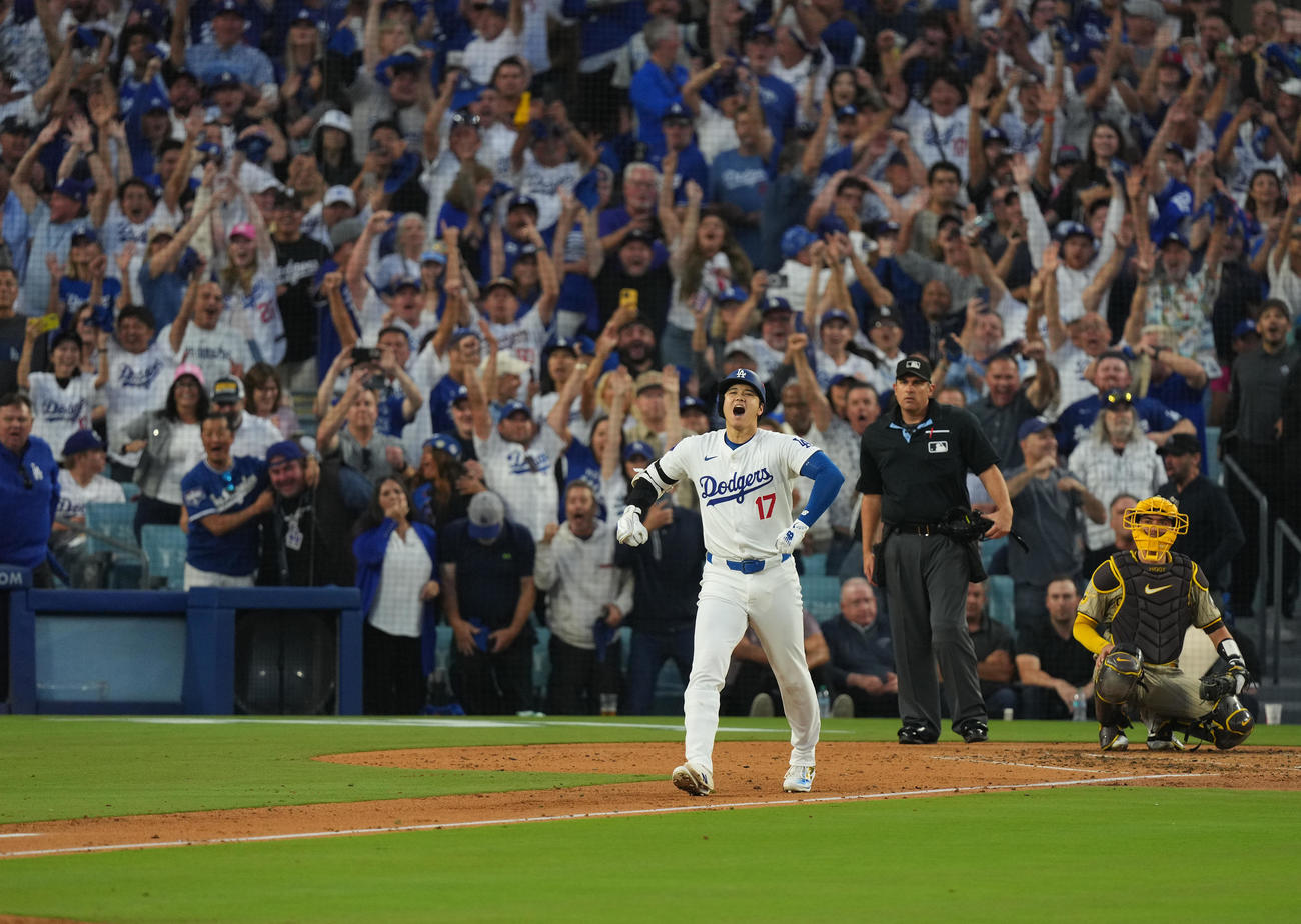 ドジャース対パドレス　2回裏ドジャース2死一、二塁、右越えに同点の3点本塁打を放ち、雄たけびを上げる大谷（撮影・菅敏）