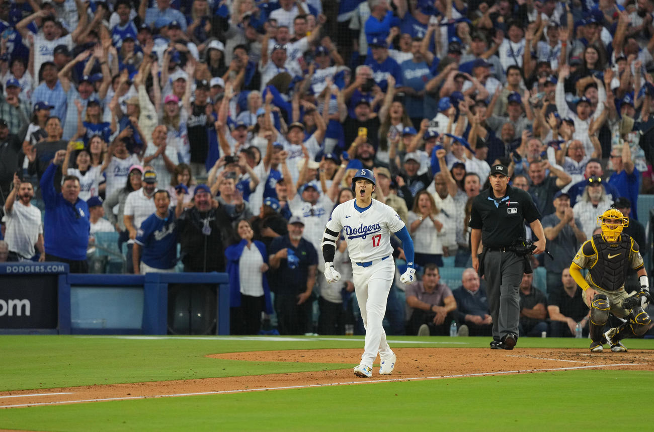 ドジャース対パドレス　2回裏ドジャース2死一、二塁、右越えに同点の3点本塁打を放ち、雄たけびを上げる大谷（撮影・菅敏）