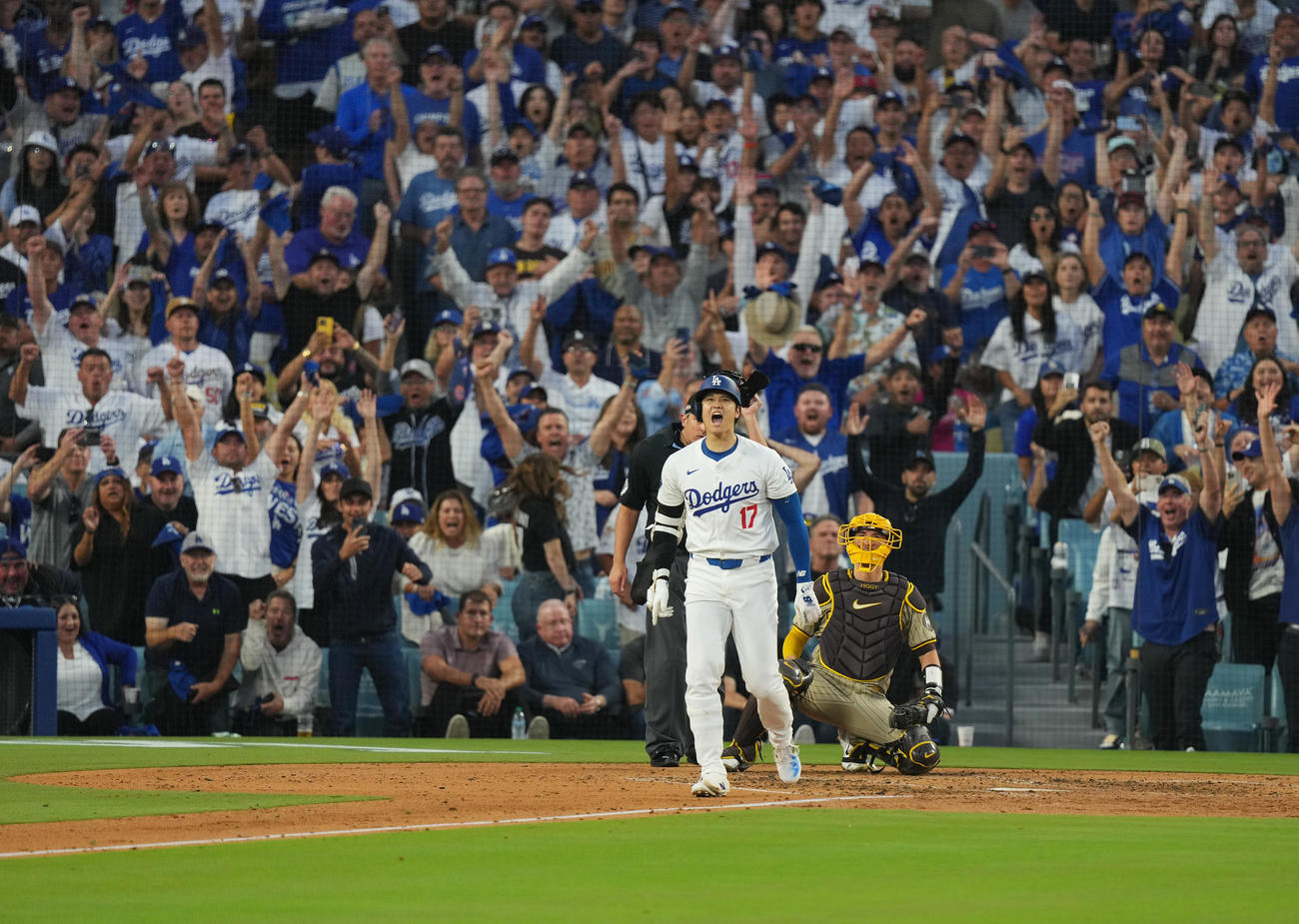 ドジャース対パドレス　2回裏ドジャース2死一、二塁、右越えに同点の3点本塁打を放ち、雄たけびを上げる大谷（撮影・菅敏）