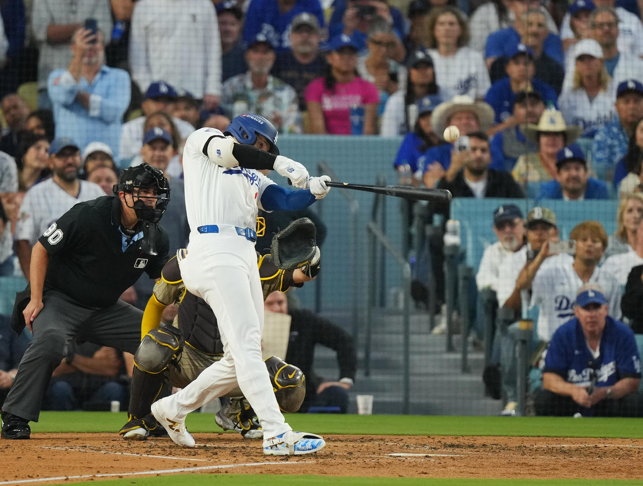 ドジャース対パドレス　2回裏ドジャース2死一、二塁、右越えに同点の3点本塁打を放つ大谷（撮影・菅敏）