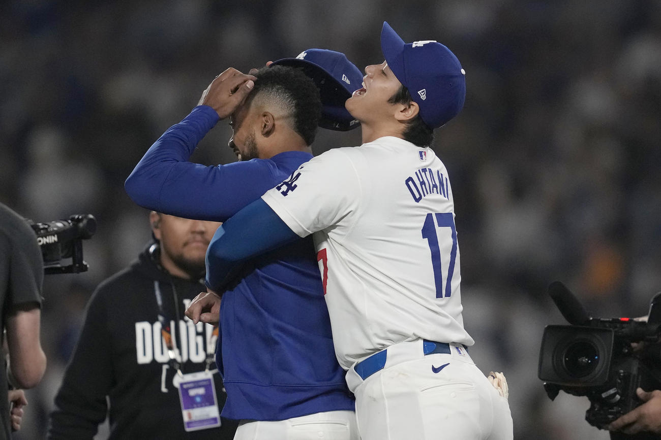 ドジャース対パドレス　試合後、テオスカー･ヘルナンデスに抱きつく大谷翔平（AP）
