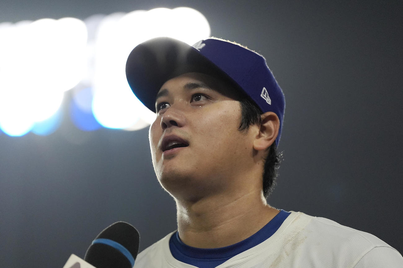 ドジャース対パドレス　試合後、インタビューに答える大谷（AP）
