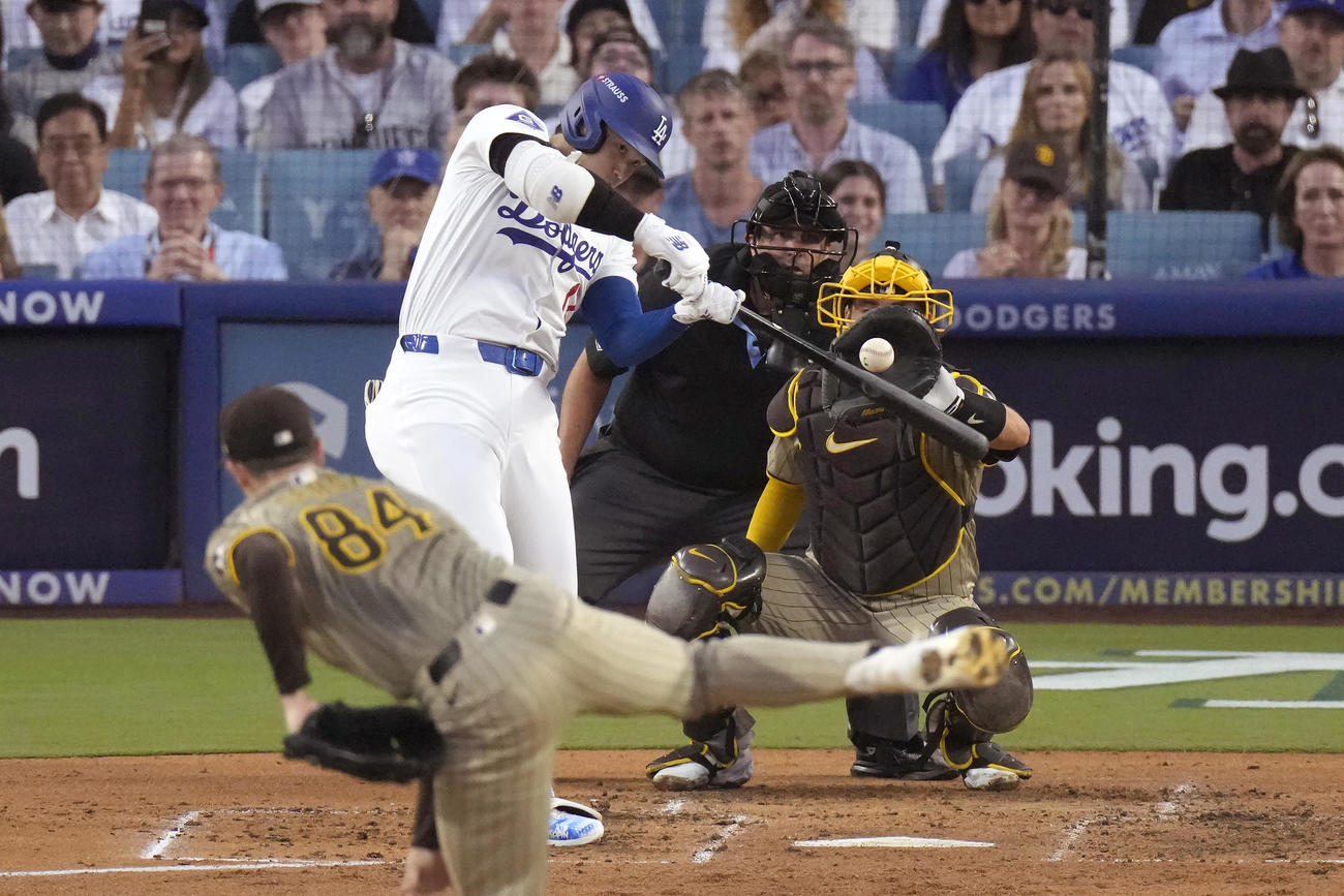 ポストシーズン初本塁打を放つドジャース大谷翔平。投手はパドレス先発のシース（AP）