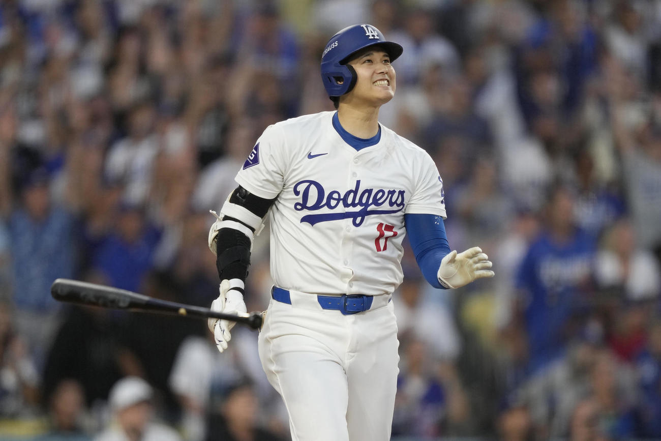 ドジャース対パドレス　2回裏ドジャース2死一、二塁、同点の本塁打を放った大谷はバットを投げ飛ばし、雄たけびを上げる（AP）