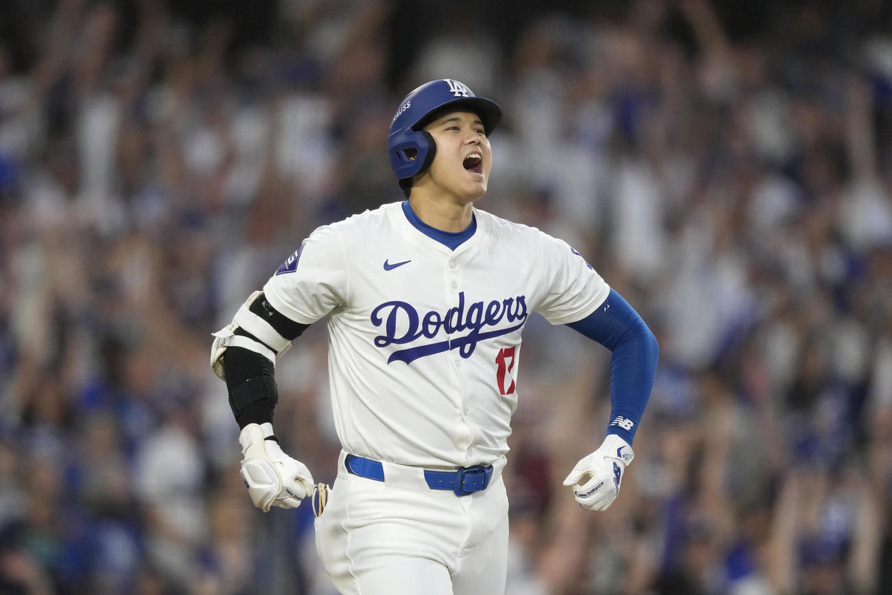 ドジャース対パドレス　2回裏ドジャース2死一、二塁、右越えに同点の3点本塁打を放ち、雄たけびを上げる大谷（AP）