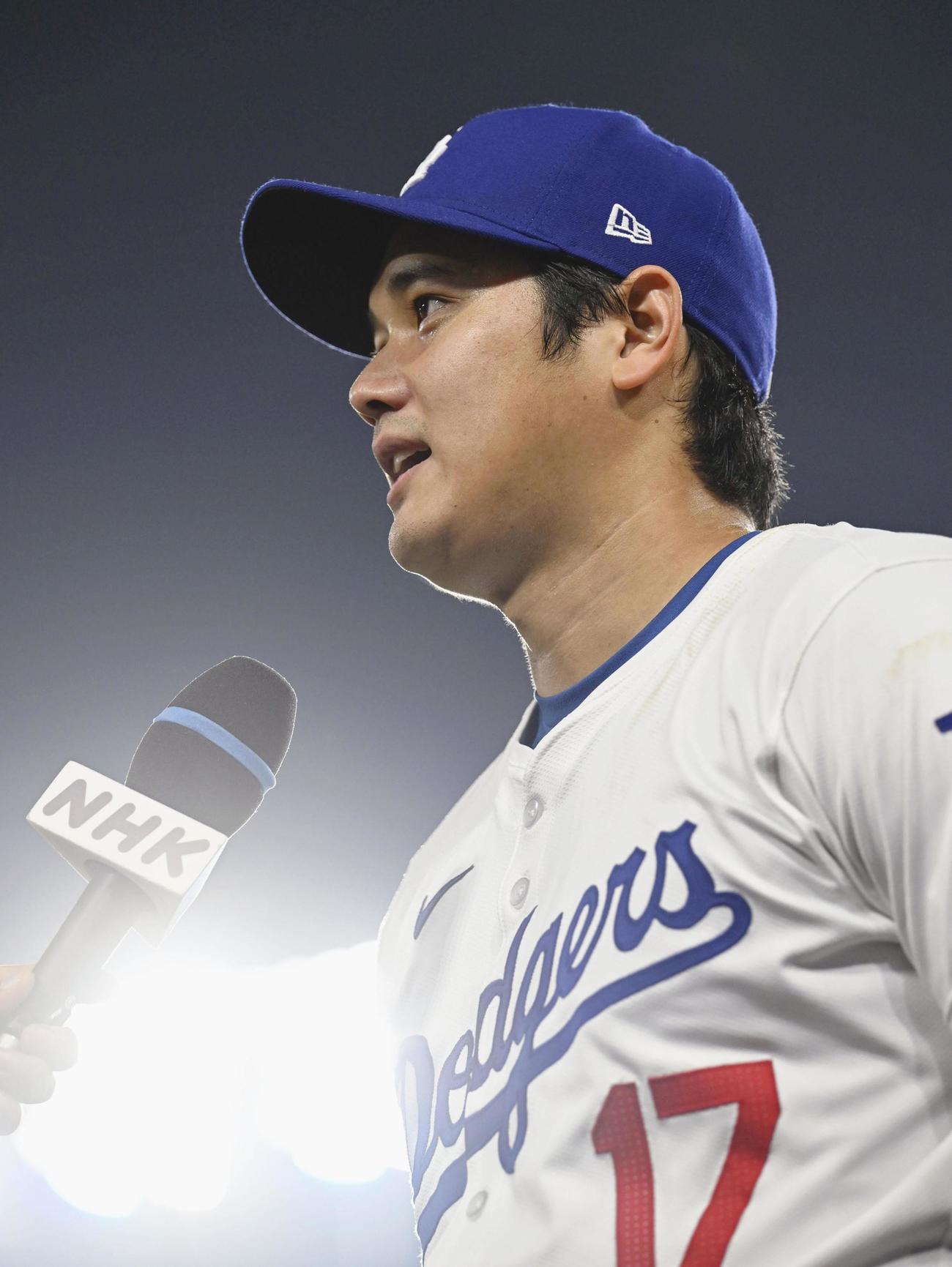パドレスに勝利し、インタビューに応じるドジャース大谷（共同）