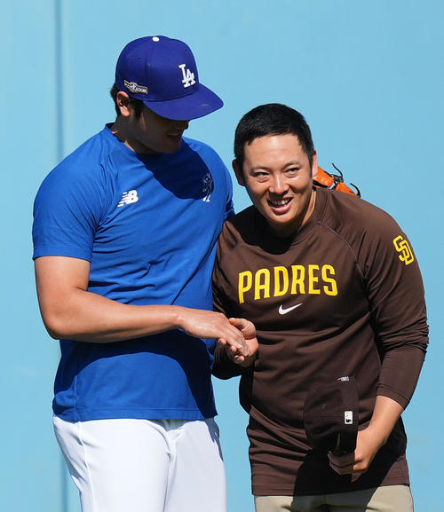 ドジャース対パドレス 試合前、パドレス松井(右)と握手をするドジャース大谷(撮影・菅敏)