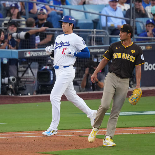 ドジャース対パドレス 3回裏ドジャース1死、一ゴロに倒れる大谷。右は投手ダルビッシュ(撮影・菅敏)