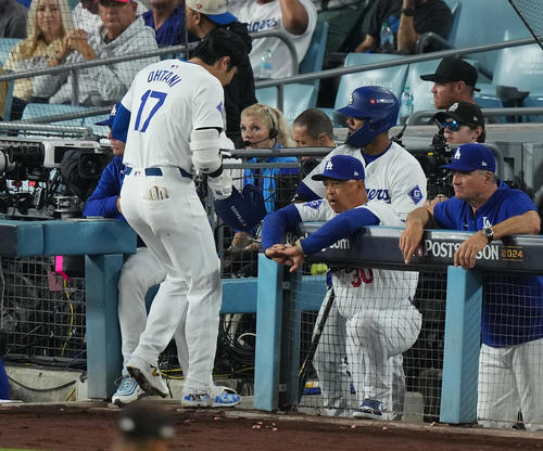 ドジャース対パドレス 6回裏ドジャース無死、投ゴロに倒れ、ロバーツ監督(右から2人目)を前にベンチ戻る大谷(撮影・菅敏)