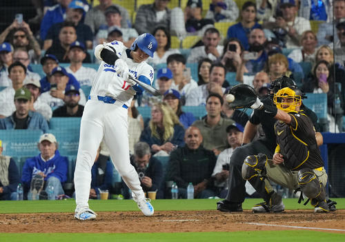 ドジャース対パドレス 8回裏ドジャース1死一塁、空振りの三振に倒れる大谷(撮影・菅敏)