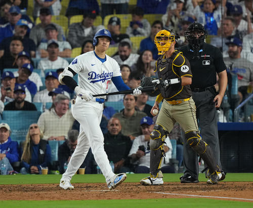 ドジャース対パドレス 8回裏ドジャース1死一塁、空振りの三振に倒れ、ベンチに戻る大谷(撮影・菅敏)