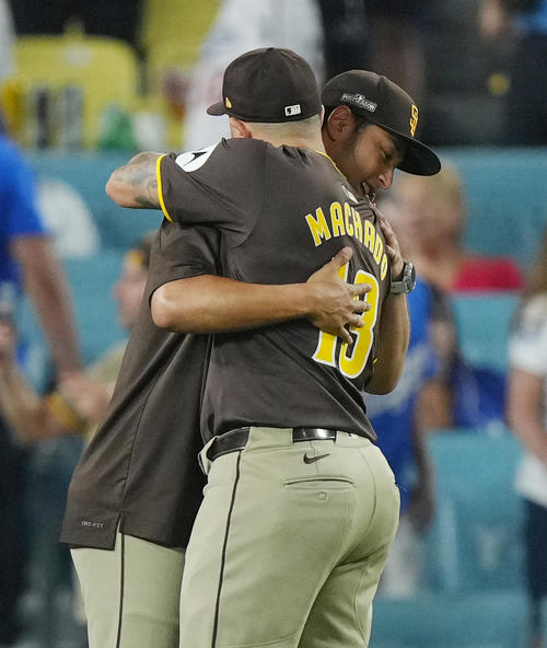 ドジャース対パドレス ドジャースに勝利し、マチャド(左)とハグするダルビッシュ(撮影・菅敏)